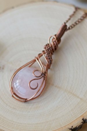 Робота Довгий мідний кулон з рожевим кварцом. підвіска кварцом