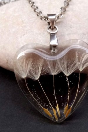 Робота Кулон зі смоли серце з кульбабками