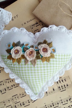 Работа Текстильное сердечко с объемной вышивкой в стиле Рустик