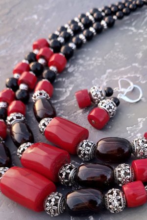 Робота Комплект з натуральних коралів та агату намисто і сережки