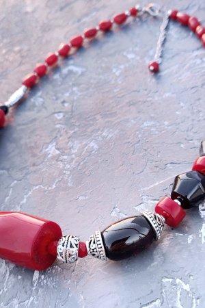 Работа Роскошное колье с огромным натуральным кораллом и агатами