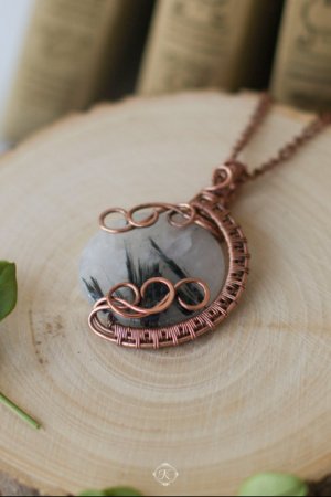 Робота Круглий кулон оберіг з кварцом і чорним турмаліном "Місяць"