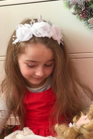 Робота Корона з білими квітами