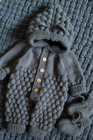 Робота Комплект на виписку,плед в'язаний і комбінезон