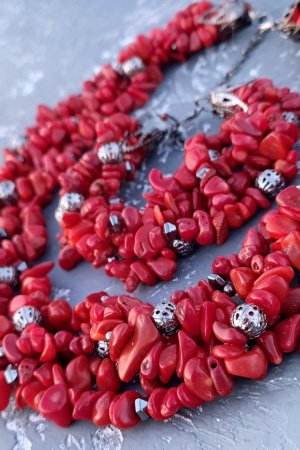 Робота Комплект з натуральних коралів пишне намисто та браслет