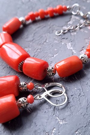 Робота Браслет та сережки з натуральними лососевими коралами