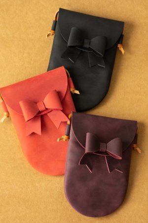 Работа Кожаная сумка с бантом