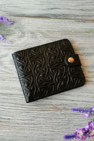 Работа Портмоне  черное на 6 отделов  из  кожи "Кельтский узел"  