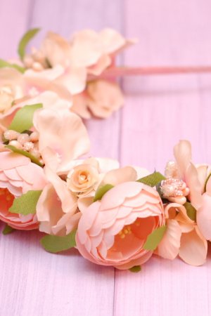 Робота Об'ємний обруч з персиковими квітами