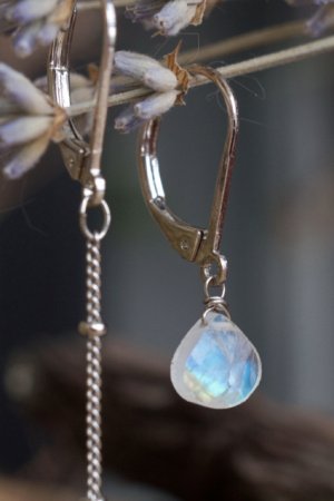 Робота Легкі асиметричні сережки краплі з місячним каменем