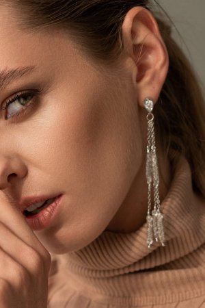 Работа Длинные вечерние серьги с кристаллами