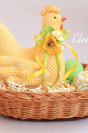 Робота Великоднева курочка  жовта  з текстильным яйцями