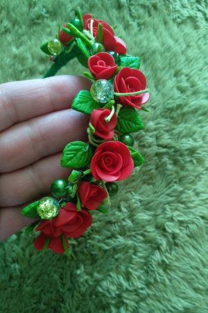 Робота Обруч з червоними трояндами