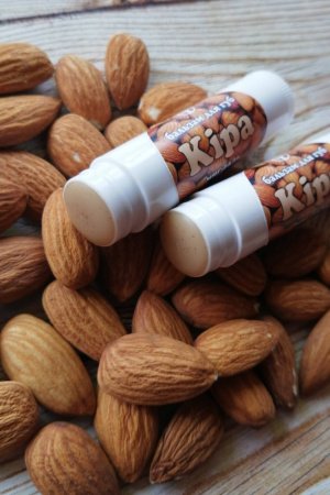 Робота Бальзам для губ "Кіра" з мигдалем