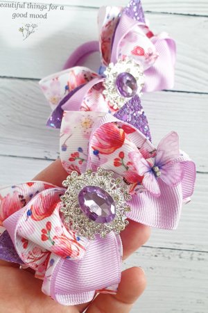 Работа Лиловый бант на резинке для юных леди