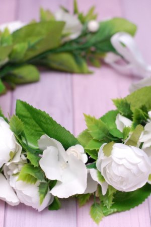 Работа Венок веночек с цветами и зеленью белый 