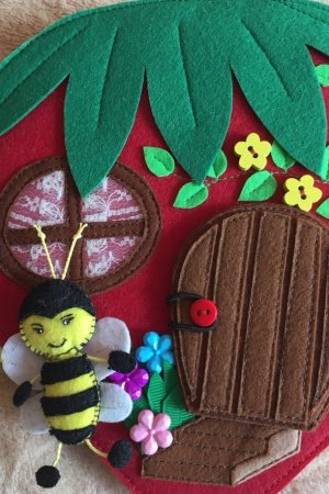 Работа Книжка "Клубничный домик пчелки"