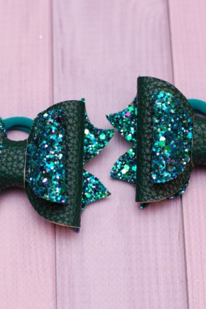Работа Банты бантики из экокожи изумрудные 