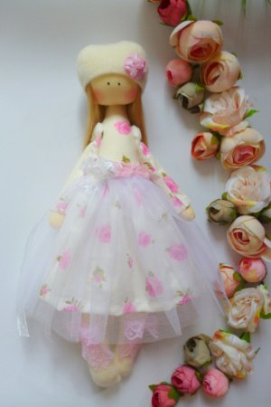 Робота Ніжна лялечка в квітковому плаття