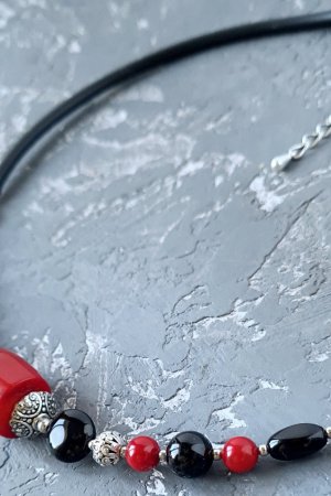 Работа Колье - чокер из натуральных кораллов и агата № 303