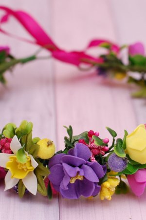 Робота Яскравий весняний віночок жовто-малиново-фіолетовий