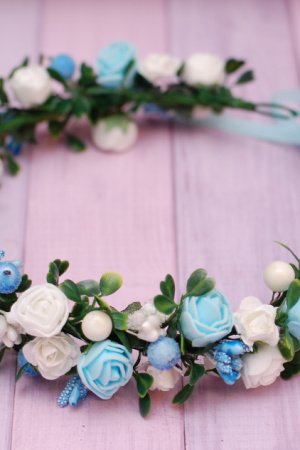 Робота Вінок віночок з квітами і зеленню біло-блакитний