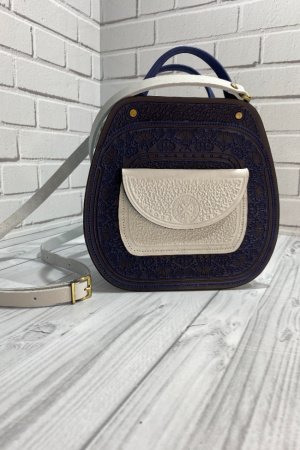 Робота Шкіряна сумка ручної роботи "Азалія" синя-біла, через плече