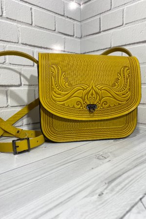 Работа Кожаная сумка ручной работы, через плечо "Камея", желтая