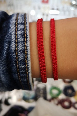 Работа Браслет из красного нити