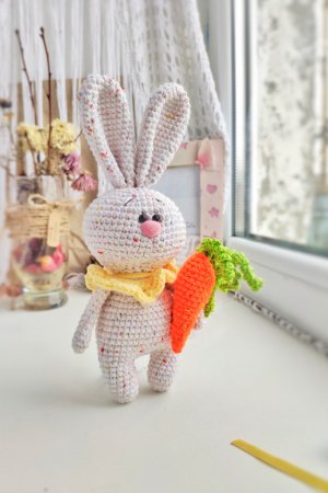 Робота Іграшка білий(рожевий, бузковий) зайчик з морквою