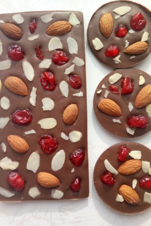 Робота Шоколадний набір "Вишня та мигдаль"