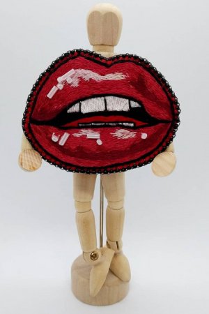 Работа Вышитая брошь ′Красные губы′