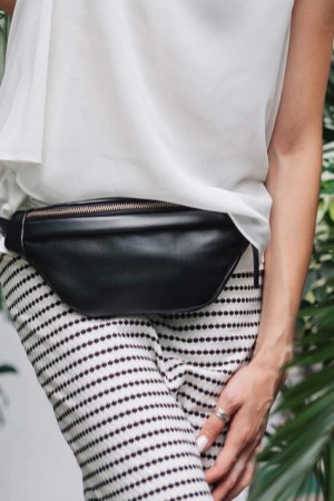 Робота Жіноча Шкіряна Сумка бананка Чорна