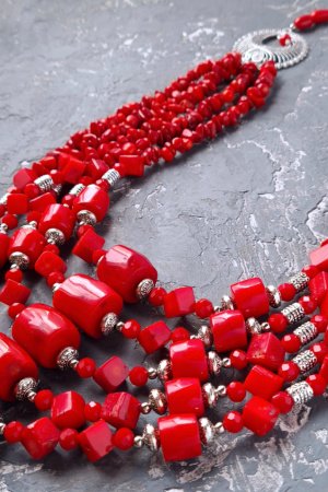 Работа Стильное длинные бусы из натуральных кораллов