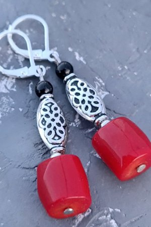 Работа Серьги с натуральными кораллами и серебряными застежками № 310