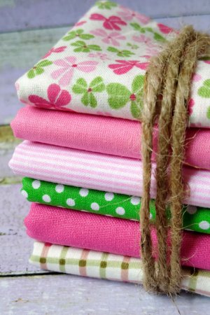 Работа Набор хлопковой ткани для рукоделия розово-зеленый 6шт.