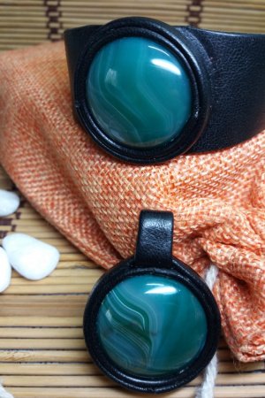 Работа Кожаный комплект с натуральным агатом.