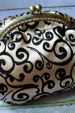 Робота Текстильна сумочка-косметичка з бронзовим фермуаром