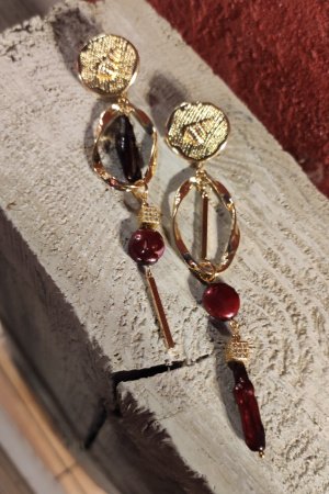 Работа Позолоченные длинные асимметричные серьги с жемчугом и фианитами