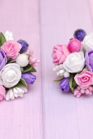 Работа Резинки с цветами бело-розово-фиолетовые