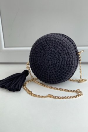 Работа Черная круглая сумка на цепочке