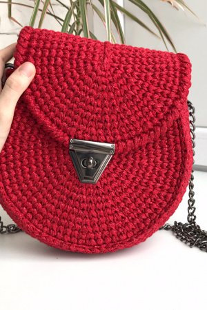 Работа Круглая красная вязаная сумка с клапаном