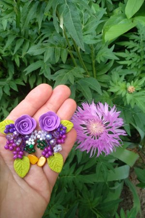 Робота Сережки з бузковими трояндами і бісером