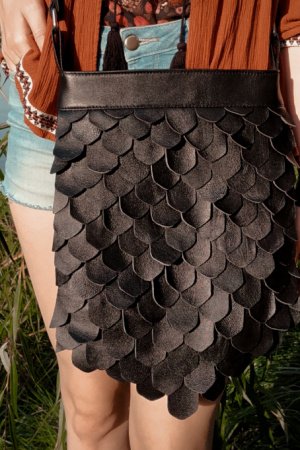 Работа Сумка с кожаной чешуей "Дракон"