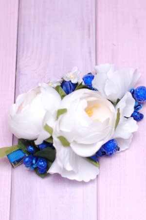 Работа Заколка с цветами бело-синяя