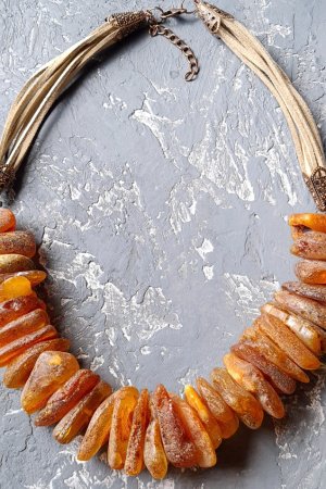 Робота Стильне намисто з великого натурального бурштину