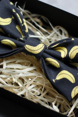 Робота Краватка-метелик чорна з бананами