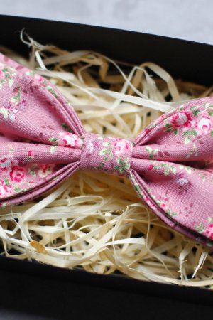 Робота Краватка-метелик рожева для нареченого