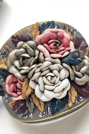 Работа Заколка для волос из натуральной кожи с розами