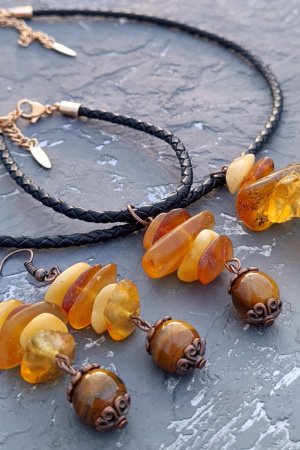 Работа Комплект с натуральным янтарем и тигриным глазом